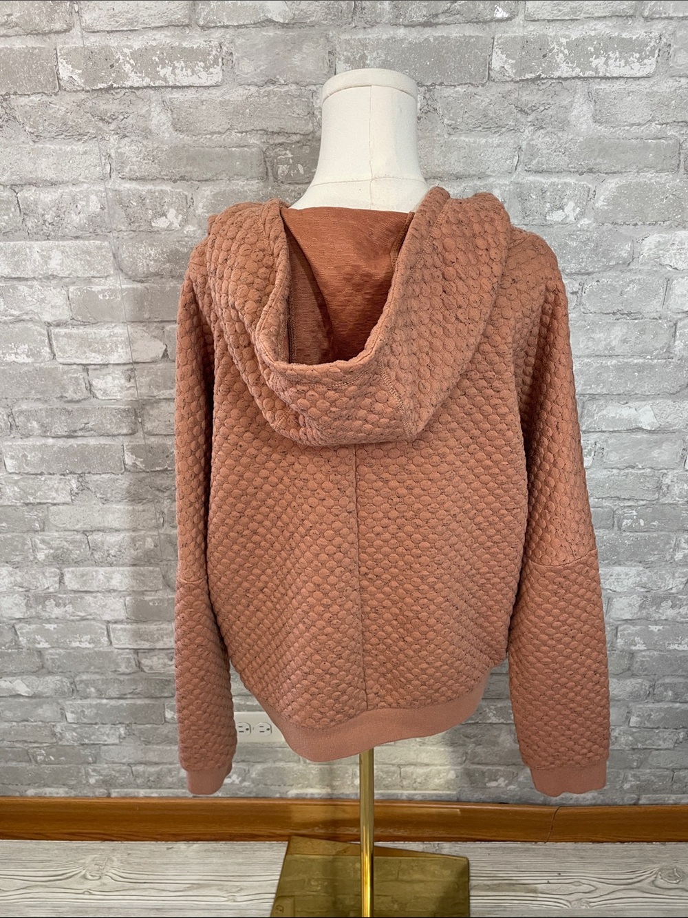 BKE Textured Bubble-Knit Hoodie in Rosewood - Picture 3 of 6